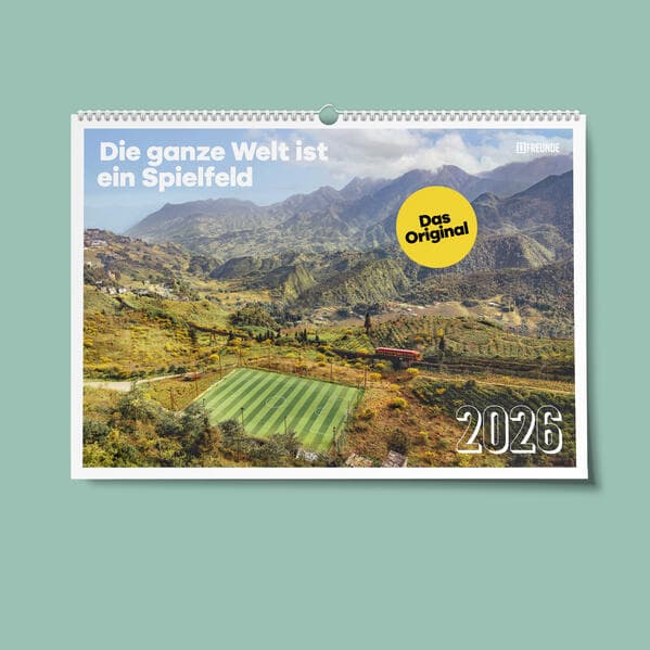 11FREUNDE-Wandkalender: Die ganze Welt ist ein Spielfeld 2026 - Fußball-Kalender - Fan-Kalender - 60x42 - Sport