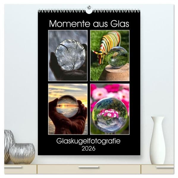 Momente aus Glas - Glaskugelfotografie (hochwertiger Premium Wandkalender 2026 DIN A2 hoch), Kunstdruck in Hochglanz: In einer kristallklaren Kugel spiegeln sich fantastische kleine Welten wieder.