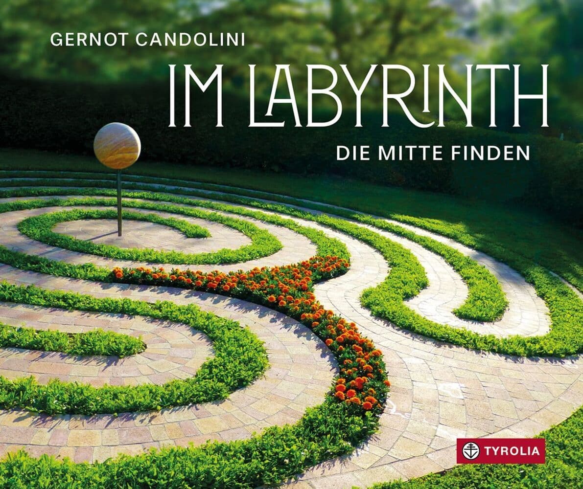 Im Labyrinth: Die Mitte finden. Mit einem uralten Symbol den eigenen Lebensweg erkunden. Das Geschenkbuch